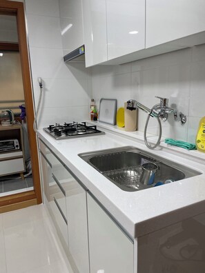 Refrigerador, microondas, parrilla de estufa y tetera eléctrica 