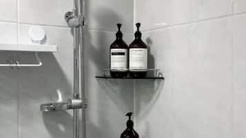 Ducha, secador de pelo, toallas, jabón