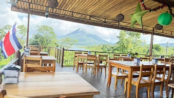 Sudah termasuk sarapan masakan setempat setiap hari
