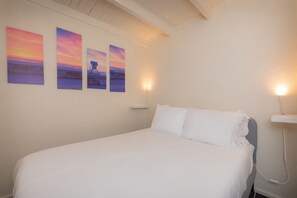 2 bedrooms, iron/ironing board, free WiFi, bed sheets - Steps to Beach/Pet Friendly/A/C (San Diego)