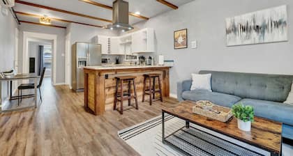 Extended Stay Comfort Fast Wi-Fi Downtown!