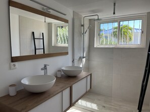 Shower, hair dryer, towels, soap - Ocean view in Orient bay area (Collectivité de Saint-Martin)