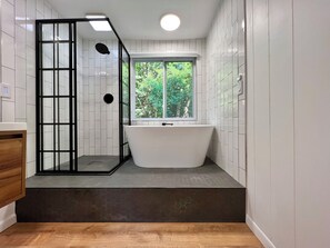 Douche, sèche-cheveux, serviettes fournies, savon