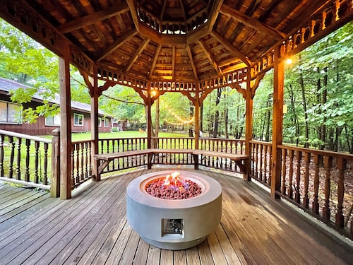 Lakeside Home Hot Tub + Heated Pool on Private 5 Acres 