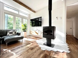 Una Smart TV, una chimenea