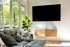 Smart TV, fireplace