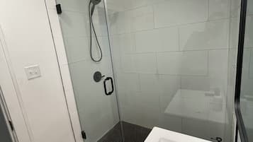 Douche, sèche-cheveux, serviettes fournies, savon
