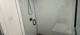 Newly updated 2 bed, 1 bath in Morningside - Sleeps 6
