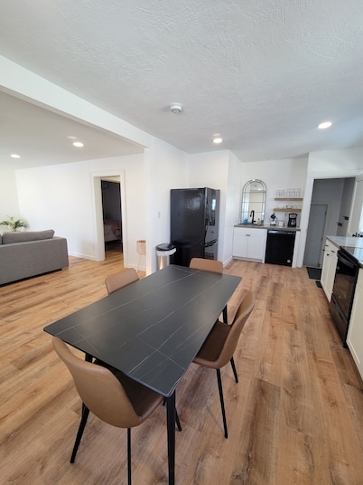 Newly updated 2 bed, 1 bath in Morningside - Sleeps 6