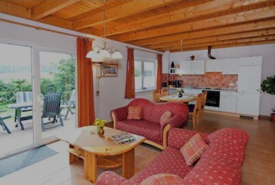 Vacation home in a quiet location, 200m from the nature reserve lake, Mönchshof 13a, with WLAN