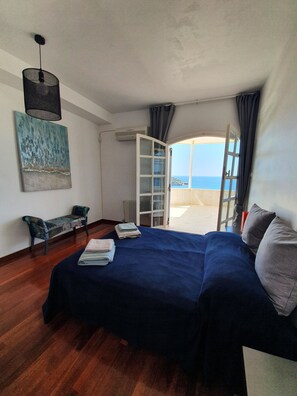 4 bedrooms, iron/ironing board, travel crib, WiFi - VILLA THEA (anavyssos)