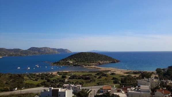 Perto da praia, espreguiçadeiras, toalhas de praia 