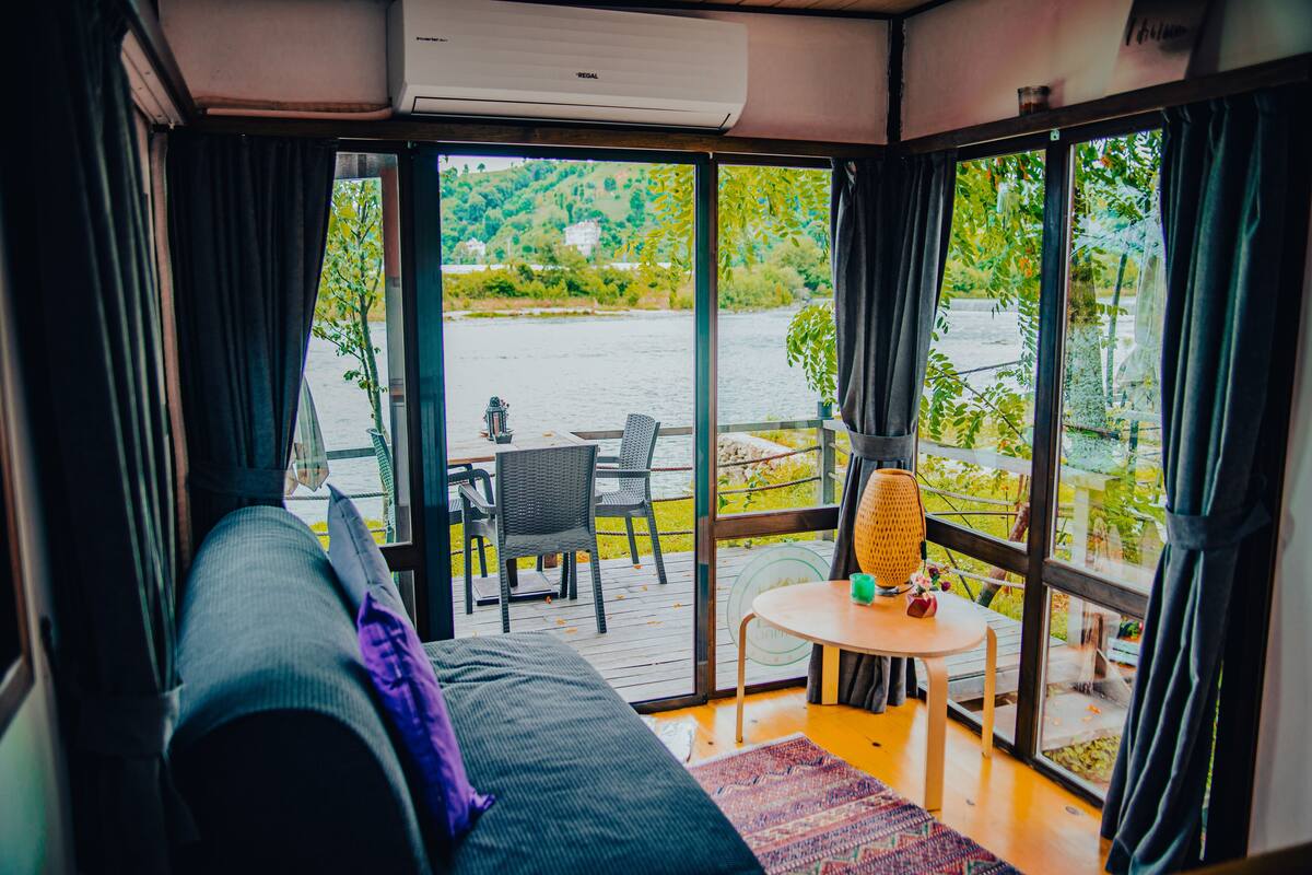 Deluxe-Zimmer, 1 Schlafzimmer, Flussblick | Wohnbereich | 32-Zoll-Smart-TV mit Satellitenempfang, Fernseher, Netflix