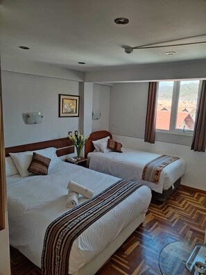 Habitación doble estándar, 2 camas individuales | Caja de seguridad en la habitación y escritorio 