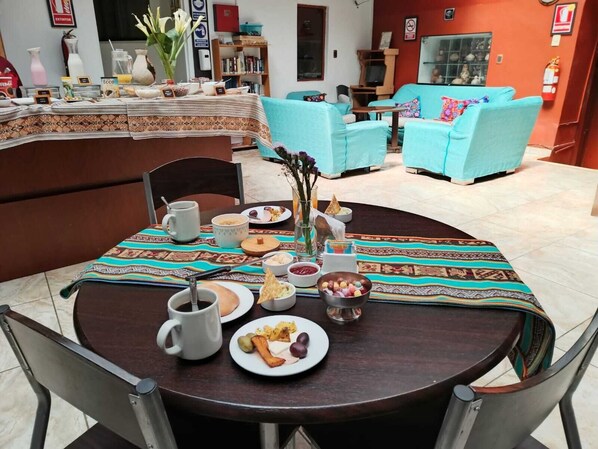 朝食 (ビュッフェ)、毎日提供 (無料)