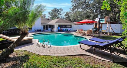 Mer-Mazing Poolside Estate