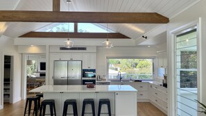 Fridge, microwave, oven, stovetop - Waterfront Resort-Style Luxury with boat berth and pontoon (Newport)