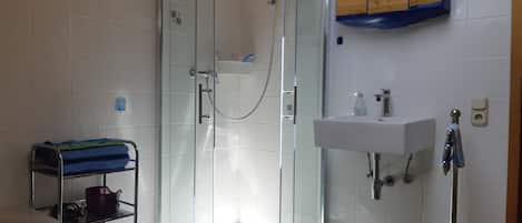 Dusche, Haartrockner, Handtücher, Seife