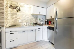 Frigorifero, microonde, forno, piano cottura