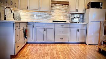 Réfrigérateur, micro-ondes, plaque de cuisson, lave-vaisselle