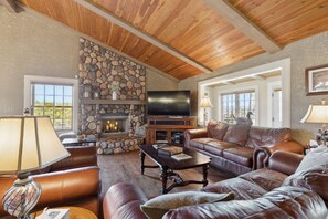 Smart TV, fireplace, foosball, table tennis - Temecula Wine Country Home on 5 Acre Vineyard (Temecula)