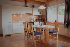 Kylskåp, mikrovågsugn, ugn och spishäll