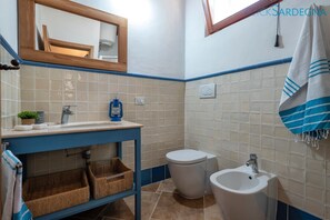 Dusche, Haartrockner, Bidet, Handtücher