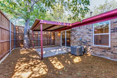 2bed/1bath Spacious Townhome in Fort Worth Near I-30