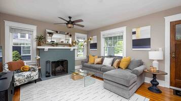 Televisión y chimenea