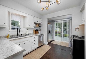 Fridge, microwave, oven, stovetop - Walk to Shops & Dining, Great Location! - 3br (Perrysburg)