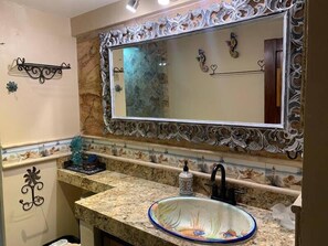 Douche, sèche-cheveux, bidet, serviettes fournies