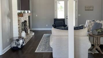 Smart TV, fireplace