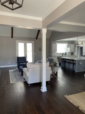 Smart TV, fireplace - Perfect Masters Rental in gated neighborhood (Aiken)