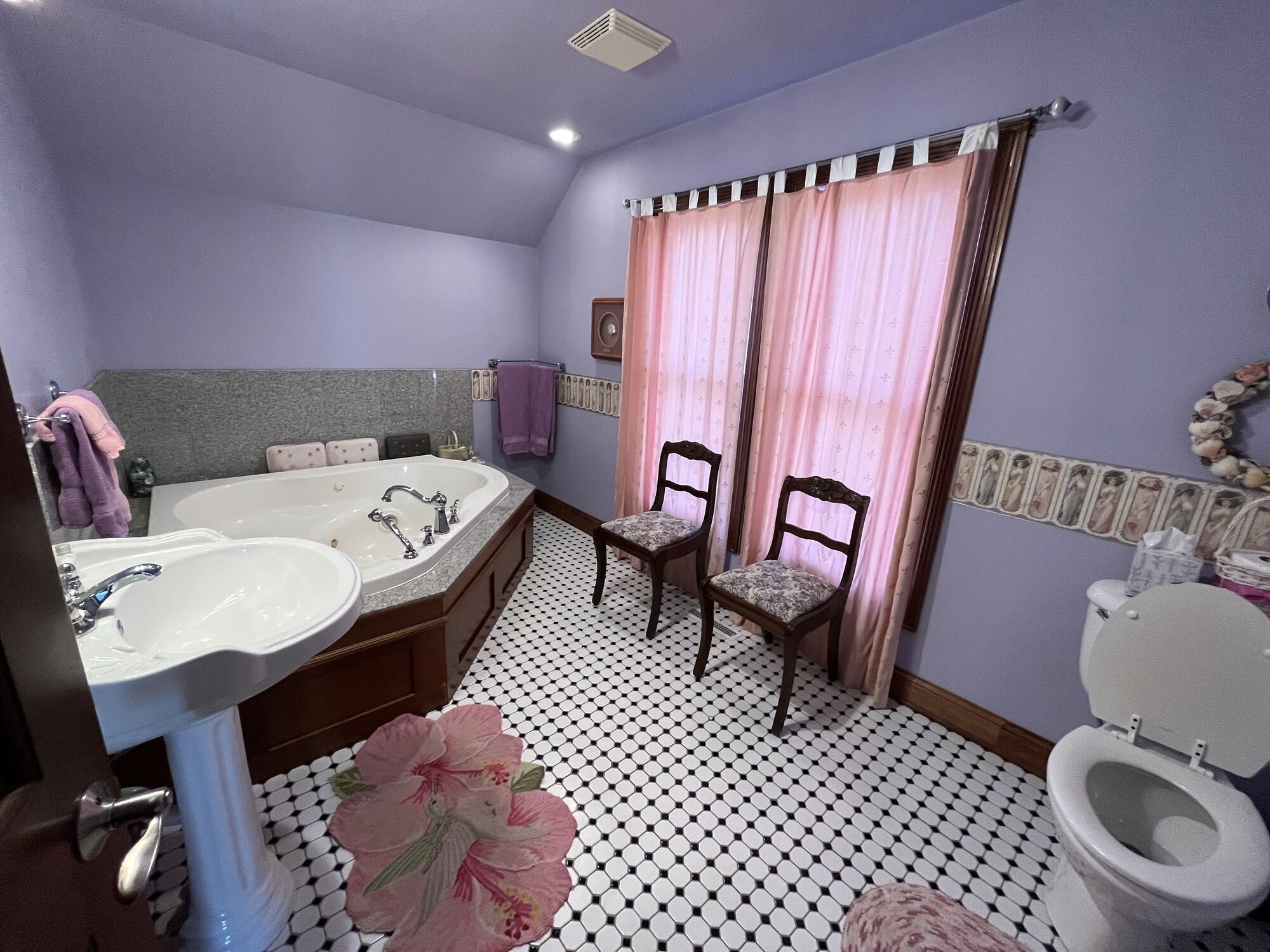 Jetted bath, hair dryer, towels