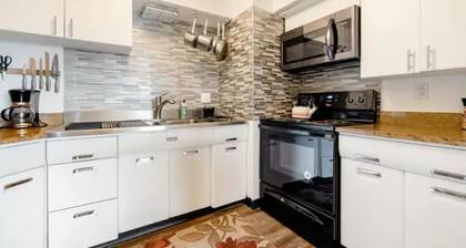 King & Queen Luxury Memory Foam Beds near Cleveland Airport | Georgetown Villas