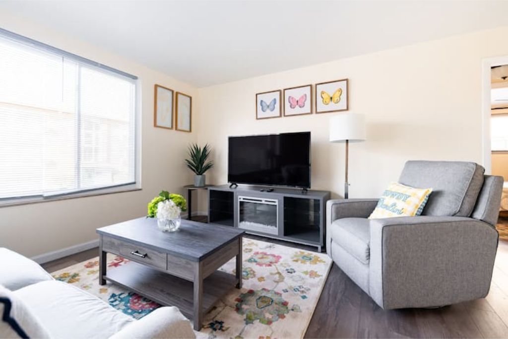 Een smart-tv, een open haard, Netflix en streamingdiensten