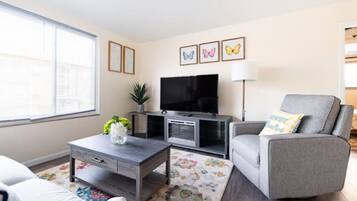 Een smart-tv, een open haard, Netflix en streamingdiensten