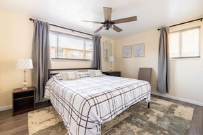 2 slaapkamers, een bureau, een strijkplank/strijkijzer, gratis wifi