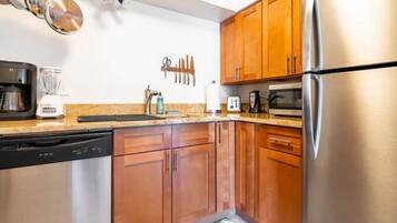 Een koelkast, een magnetron, een oven, een kookplaat