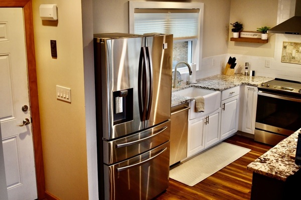 Réfrigérateur, micro-ondes, four, plaque de cuisson