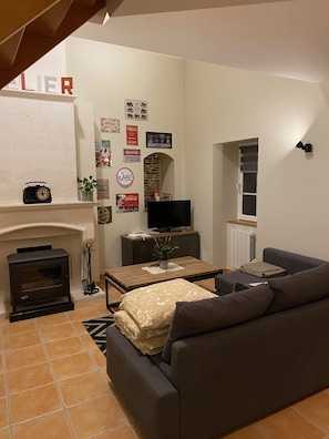 Fernseher, Kamin, Bücher