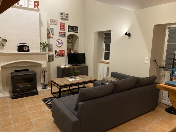 Televisión y chimenea 