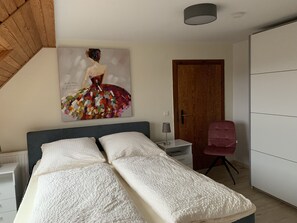 3 bedrooms, free WiFi, bed sheets