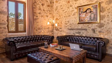 Smart TV, fireplace, books, stereo