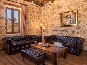 Smart TV, fireplace, books, stereo