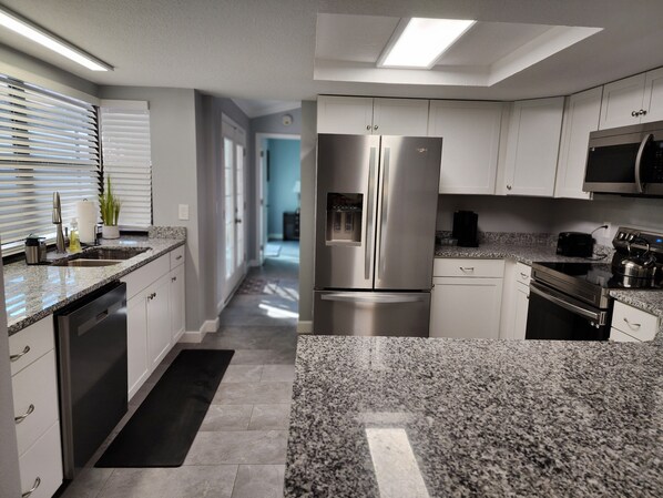 ثلاجة، ميكروويف، فرن، موقد طهي مسطح