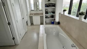 Shower, hair dryer, bidet, towels