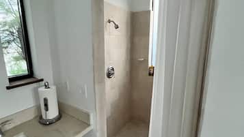Ducha, secador de pelo, bidet, toallas