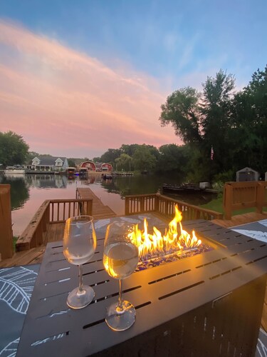 Newly remodeled LAKE HOUSE with HOT TUB, Game Room, Large DECK on PAW PAW LAKE