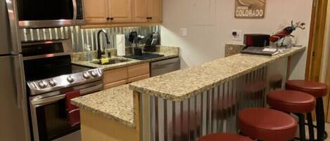 Geladeira, micro-ondas, fogão, cooktop